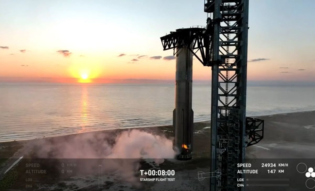 SpaceX Captures Descending Heavy booster Rocket