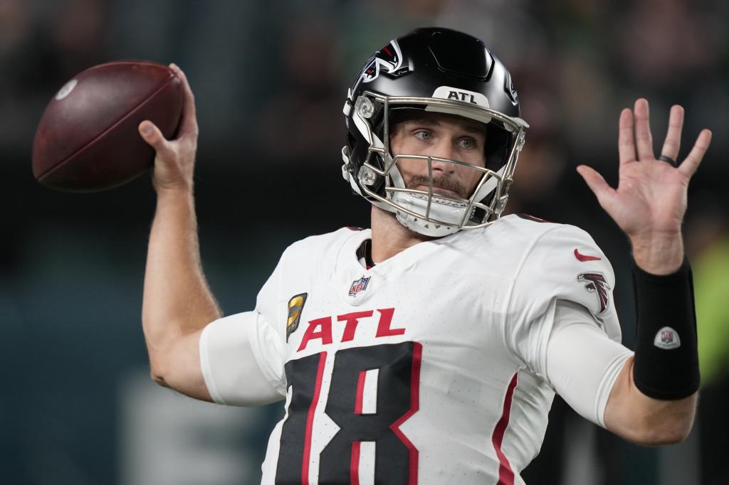 Atlanta Falcons quarterback Kirk Cousins ​​warms up before an NFL football game against the Philadelphia Eagles on Monday, Sept. 16, 2024, in Philadelphia. (AP Photo/Matt Rourke)