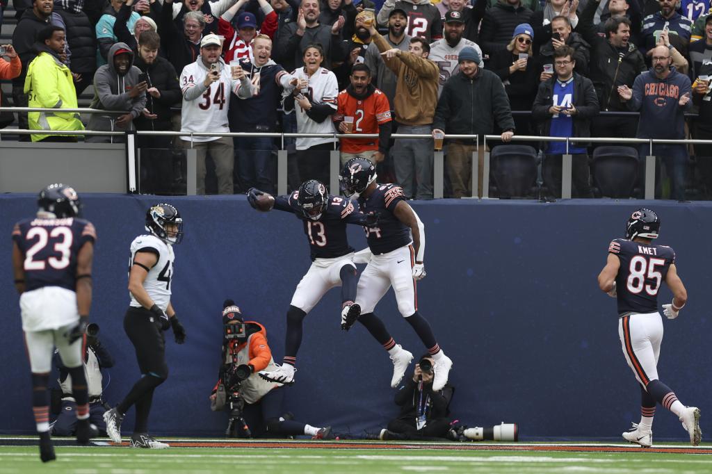 The Bears celebrate a touchdown to the delirium of the public