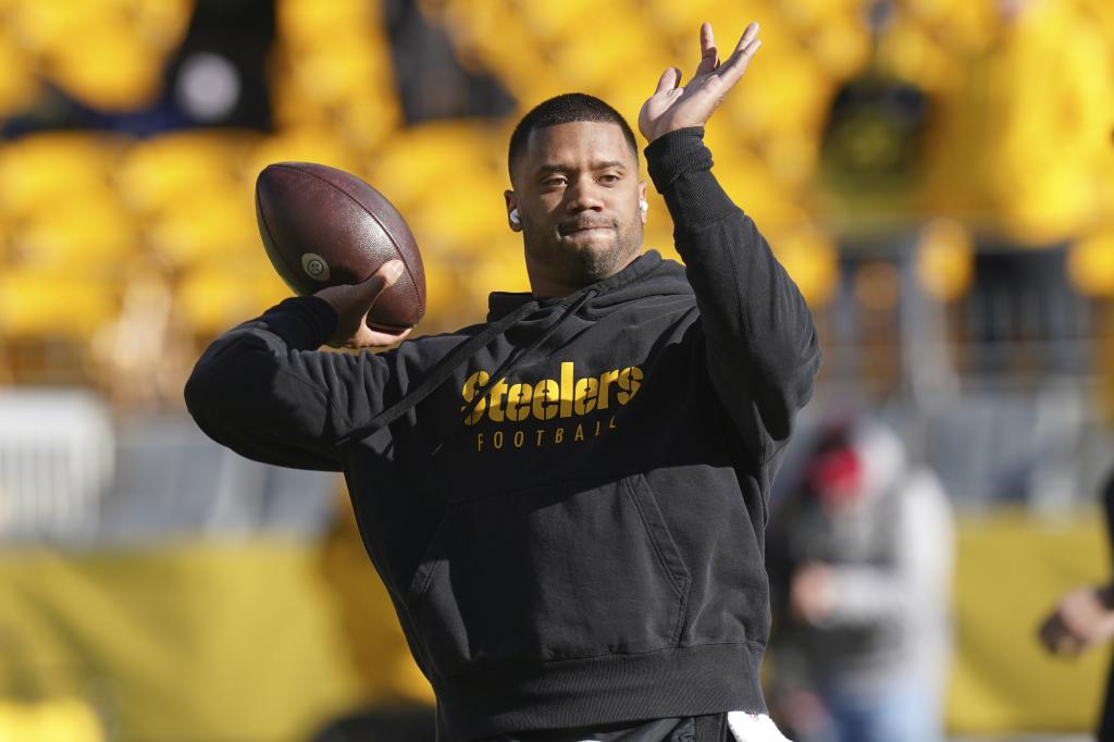 Pittsburgh Steelers quarterback Russell Wilson warms up before an NFL football game against the Cleveland Browns in Pittsburgh, Sunday, Dec. 8, 2024. (AP Photo/Matt Freed)