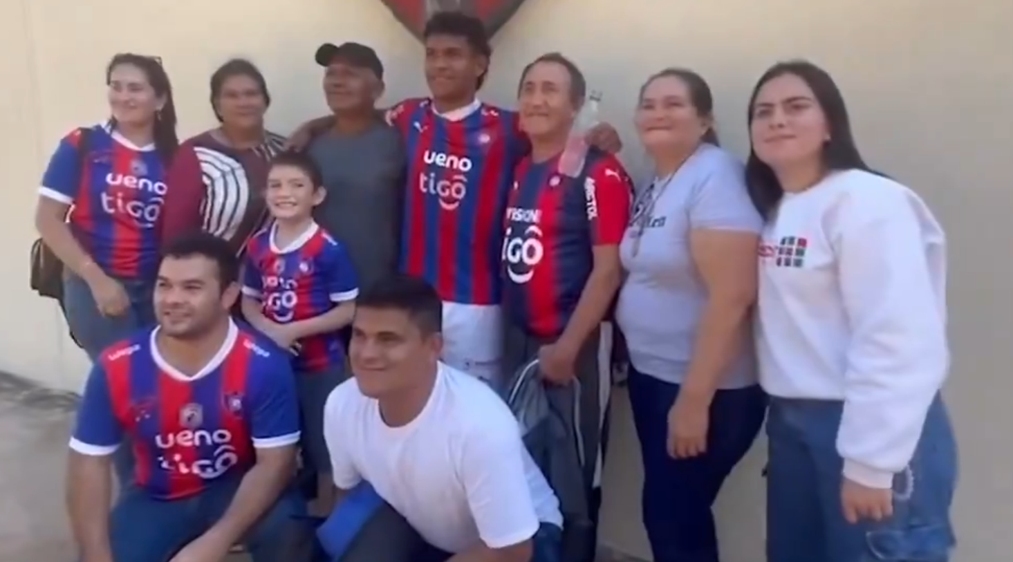 Diego León poses with his family.